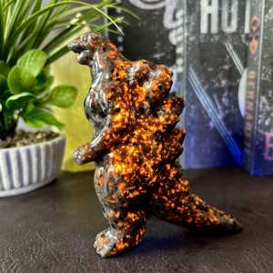 Sculpture de Godzilla en cristal Yooperlite naturelle de haute qualité, design populaire, personnages sculptés, réaction UV, pour cadeau - Product Image 1
