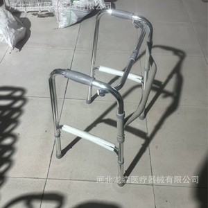 Déambulateur en alliage d'aluminium réglable, léger et stable à quatre pieds pour la rééducation à domicile - Product Image 3
