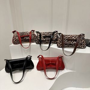 Bolso bandolera tipo banana para mujer, de cuero, con cierre impermeable y diseño floral. - Product Image 1