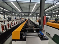 Machine de profilage entièrement automatique pour poutres de coffrage monofeuilles avec découpe à la scie à volée