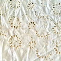 Tissu en coton brodé ajouré à motif floral personnalisé pour robe