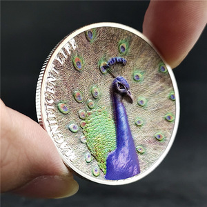 Pavone monete d'argento Elizabeth II 1 dollari placcato di colore moneta in capsula - Product Image 3
