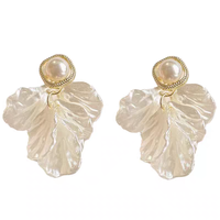 Orecchini a Perno da Donna alla Moda in Lega di Zinco Placcata Oro con Perle Finte e Design Floreale Stile Bohémien Gioielli Carini all'Ingrosso