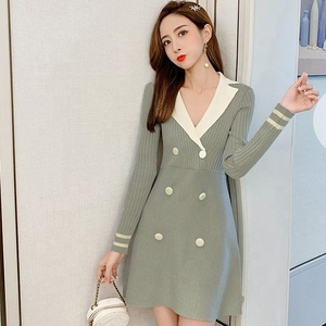 Mini <span class=keywords><strong>abito</strong></span> lavorato a maglia doppiopetto a maniche lunghe da donna all'ingrosso <span class=keywords><strong>abito</strong></span> Casual con scollo a v e colletto rovesciato - Product Image 4