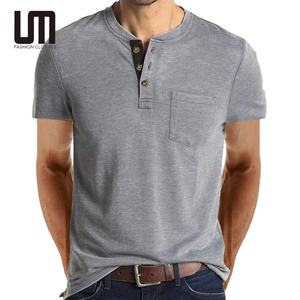 Ventes de liquidation tendance en gros été hommes vêtements couleur unie boutons col en V décontracté grande taille t-shirts - Product Image 1