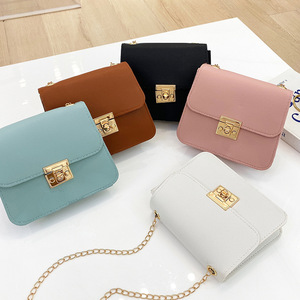 PLAYMAX Nouveau Sac Messager Classique Imperméable pour Femme avec Bandoulière Chaîne Réglable en Cuir PU Couleur Unie Petit Format - Product Image 1