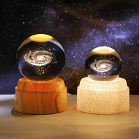 Lampe de nuit en cristal avec motif univers gravé au laser 3D à rotation automatique personnalisable