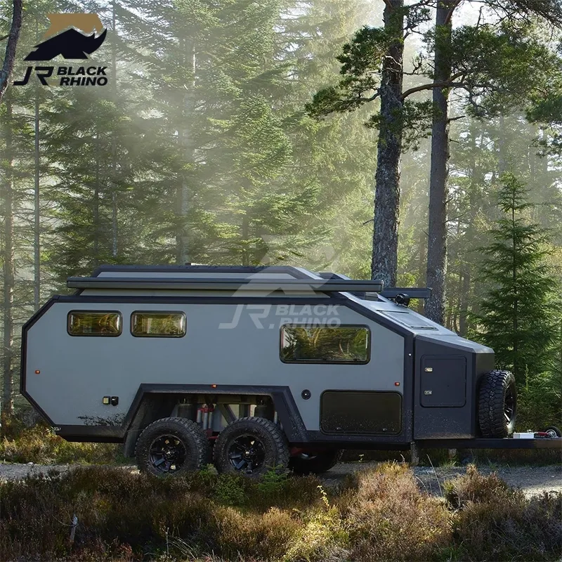 OTR新しいデザインはキャラバンをサポートします1-4人のキャンプ車デラックスはシャワーとトイレ付きのソーラーパネル付きのキャンプ車を思い起こさせます
