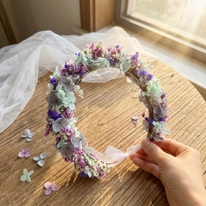 Corona Floreale Bohemien con Fiori Secchi e Stabilizzati, Fatta a Mano, Elegante ed Eco-Sostenibile, Ghirlanda per Capelli per Matrimoni all'Aperto ed Elopement - Product Image 4