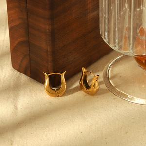 ต่างหู huggie ชุบทอง18K ไทเทเนียมเหล็กรูปทรงดอกไม้ออกแบบเรขาคณิตสำหรับผู้หญิงเครื่องประดับแฟชั่น TE6777 g - Product Image 2