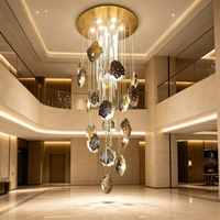 Grand lustre pour escalier en colimaçon, moderne et luxueux, en cuivre forgé à la main avec texture martelée, lampe suspendue LED, cristaux transparents en forme de glaçon, doré
