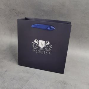 Bolsas de Compra de Papel Azul Marino Personalizadas con Asas de Cinta de Satén Azul Rey - Bolsas de Regalo de Lujo para Perfumes y Cosméticos - Product Image 2