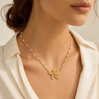 Meilleure Vente 2026 – Collier Pendentif Fleur en Acier Inoxydable Plaqué Or 18K Personnalisé pour Femme – Vente en Gros