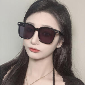 แว่นกันแดด Lunatic กรอบสีดำ เลนส์พีซี ป้องกันรังสียูวี 400 สำหรับทุกเพศ รุ่น 3 พร้อมกล่อง - Product Image 3