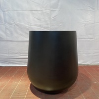 Pot Tanaman Serat Kaca Resin Tahan Air Ringan Berkekuatan Tinggi dengan Lubang Drainase Ramah Lingkungan untuk Penggunaan di Lantai Desain Kustom Bunga