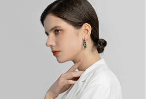 Boucles d'oreilles à tige enduites de couleur laiton avec cerceaux en forme de coeur Affection sans fin Accessoires de bijoux de tous les jours - Product Image 4
