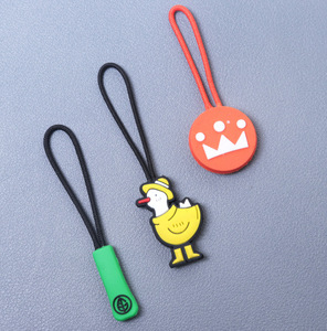 Tirador de cremallera de goma de buena calidad, tiradores de cremallera con logotipo personalizado, tirador de cremallera con logotipo de goma para bolso - Product Image 3