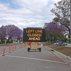 Panneau de signalisation routière mobile à LED solaire, affichage ambre, IP65, cadre en aluminium, montage au sol, panneau d'avertissement pour travaux routiers - Product Image 4