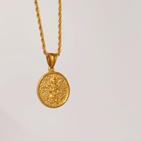 Venta al por mayor personalizado chapado en oro grabado Cupido Ángel colgante collar 18K hombres collar de acero inoxidable joyería impermeable