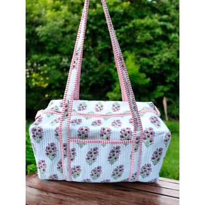 Sac de voyage matelassé en coton imprimé artisanal, fait main, léger, durable, design spacieux, idéal pour les escapades de week-end et les voyages - Product Image 3