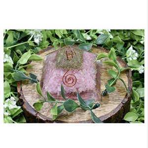 Pyramide d'orgonite en quartz rose faite à la main, cristal de guérison, décoration - Décoration d'intérieur et cadeau respectueux de l'environnement - Product Image 1