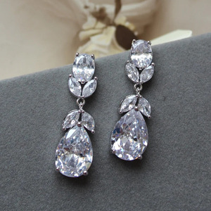 Orecchini pendenti in cristallo a forma di goccia d'acqua con montatura a griffe, stile classico da donna per matrimonio - Product Image 1