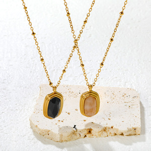 Collier Pendentif Tendance en Pierre d'Agate Géométrique, Plaqué Or 18 carats, Alliage de Zinc, Chaîne Clavicule, Bijou Cadeau - Product Image 1