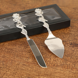 Ensemble couteau et spatule à gâteau de style européen, ensemble de couverts de mariage de style occidental, combinaison de couteau et spatule dorés, rose - Product Image 1