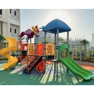 Parque de aventuras colorido crianças usado jogos ao ar livre, equipamento de deslizamento