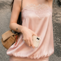 Chemisier chic beige en satin pour femme avec dentelle florale, col sans manches, coupe ample, robe décontractée pour le quotidien