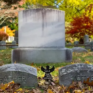 קבר הנצחה של אבא מלאך אקרילי מעוטר בעמוד סימון קבר עמיד למים עבור