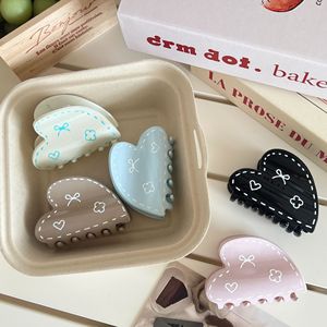 Pinza para el pelo pintada a mano color crema con bonito corazón, elegante clip para moño - Product Image 3