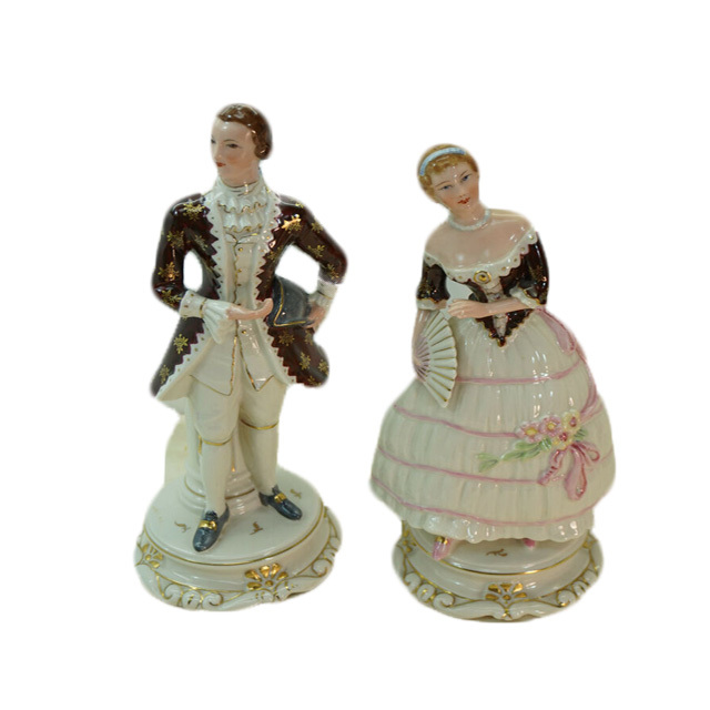 OEM/ODM Porcelain Custom Made Figurines Vintage Ceramic Couple Small Figurines Sculpture