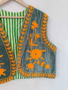 Gilet brodé en velours Suzani fait main, veste bohème vintage à fleurs pour femmes - Product Image 4