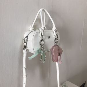 Sac seau OEM blanc en PU pour femme avec fermeture éclair, poignée supérieure, sac à bandoulière, breloque cœur rose, porte-clés à pompon, pendentif nœud menthe - Product Image 2