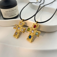 Collier en corde cirée avec pendentif croix en acier inoxydable, motif martelé et zircon incrusté, inaltérable