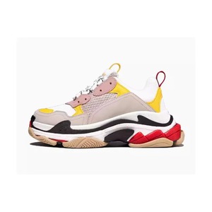 Baskets rétro Triple S pour hommes et femmes - Baskets légères à plateforme avec doublure en mesh et semelle transparente en noir - Product Image 4