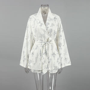 <span class=keywords><strong>En</strong></span> stock Ensemble de pyjama ample pour femmes Ensemble de pyjama lisse Robe de chambre de luxe Vêtement de maison pour femmes Pyjama imprimé pour femmes Chemises de nuit <span class=keywords><strong>en</strong></span> soie glacée pour femmes - Product Image 6