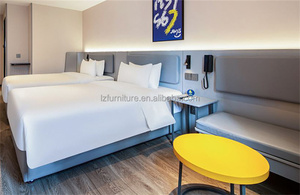 Lit d'hôtel moderne avec tête de lit capitonnée, cadre de lit king size en bois à prix abordable avec table de chevet pour ensembles de chambre d'hôtel de type boutique - Product Image 5
