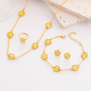 Set di Gioielli Classico e Trendy Placcato Oro con Quadrifoglio, Collana, Bracciale, Orecchini e Anello per Donne e Ragazze - Product Image 6