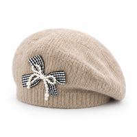 Béret en tricot beige pour femme, chaud et doux, ton avoine, avec nœud en carreaux vichy et perle, élégant, neutre, chic, vente en gros
