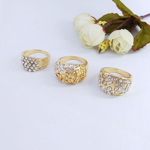 Anillos de hombre vintage chapados en oro de banda ancha con diamantes de imitación pavimentados y patrón geométrico de hojas mixtas - Product Image 3