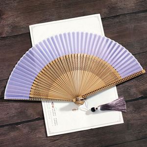 Abanico Plegable de Seda Personalizable con Nombre de los Novios, Fecha y Diseño Floral para Bodas, Fiestas y Recuerdos - Product Image 2