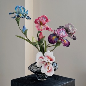 Fleurs d'iris artificielles de couleurs mélangées, gaufrage par injection, décoration intérieure, photographie en studio - Product Image 1