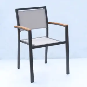 带塑料木质扶手的ulion金属框架椅户外庭院花园家具餐椅