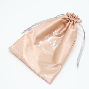 Bolsa de satén personalizada con logo plateado para ropa, embalaje de satén de lujo con cordón, bolsa de regalo para ropa interior, pelucas y protección contra el polvo. - Product Image 4