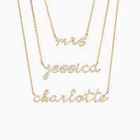 Collier minimaliste en or jaune massif 18 carats entièrement personnalisé avec un nom en écriture cursive