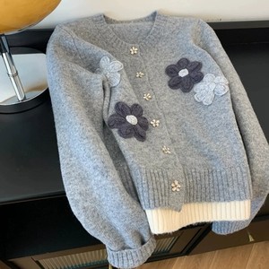 Cardigã Feminino Estilo Coreano Solto de Tricô para Outono Inverno Design Casual com Flores Bordadas e Decoração de Botões - Product Image 2