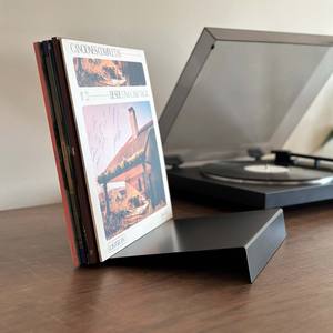 Supporto per Dischi in Vinile da Tavolo Isak in Metallo, Acciaio Verniciato a Polvere Opaca, Stile Industriale Moderno per Soggiorno e Studio, Porta CD da Tavolo - Product Image 2