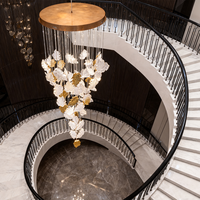 Lampe suspendue moderne de luxe en céramique personnalisée avec fleur Longue suspension pour villa Escalier Lustre d'art personnalisé de luxe avec verre texturé à la main